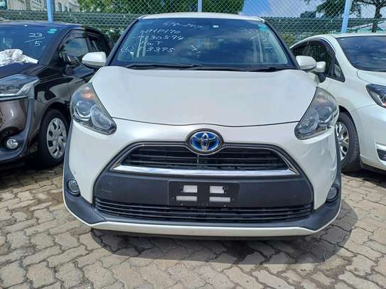 Toyota sienta hybrid image 4