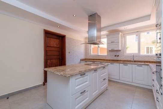 4 Bed House with Garden in Dennis Pritt image 3