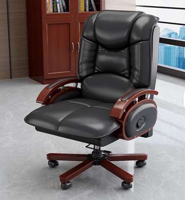 Office chair: Black leather directors executive chair image 2