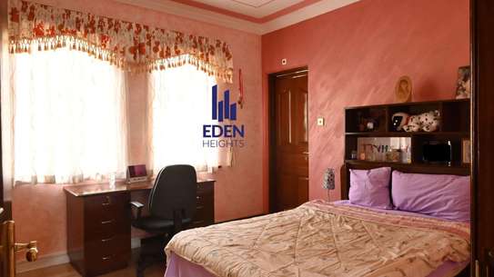 5 Bed Townhouse with En Suite in General Mathenge image 8