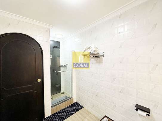 5 Bed Villa in Riverside image 8