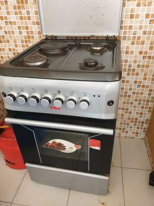 Slightly used VON hotpoint gas cooker image 1