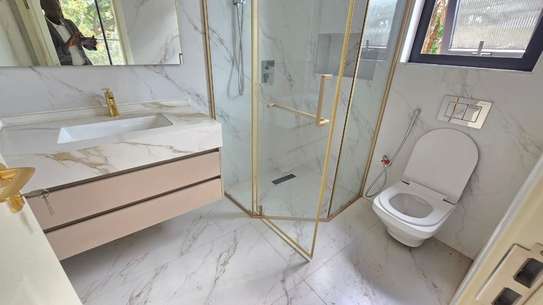 5 Bed House with En Suite in Lavington image 3