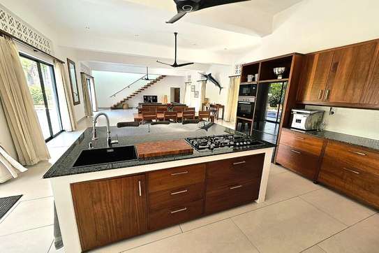 4 Bed Villa with En Suite in Diani image 9