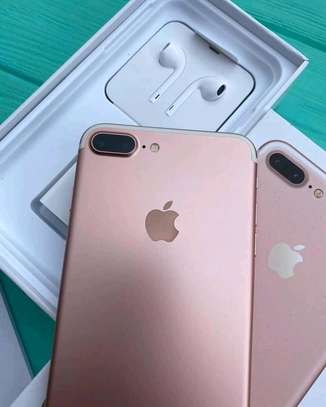 Apple Iphone 7 Plus • Gold 256 Gigabytes  • With Earpods image 2