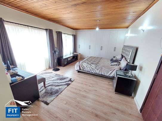 4 Bed House with En Suite in Brookside image 7