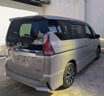 Nissan Serena hybrid. image 2