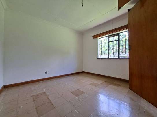 4 Bed House with En Suite at Crescent image 3