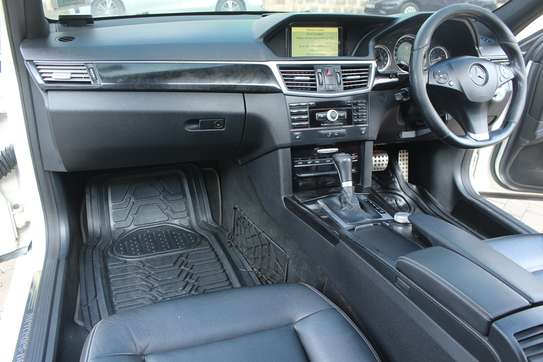 Mercedes E-Class Sedan White Alloy Wheels Tinted image 6