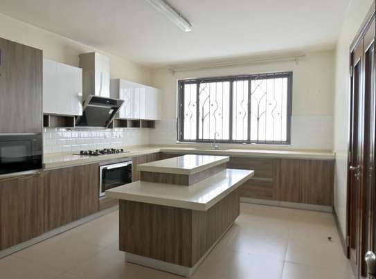 5 Bed House with En Suite in Lavington image 4