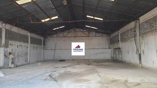 4,900 ft² Warehouse with Fibre Internet in Industrial Area image 1