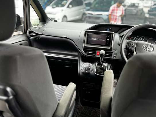 Toyota voxy 2018 Black image 3