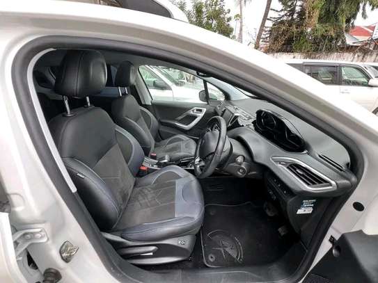 Peugeot 2008 moonroof image 1