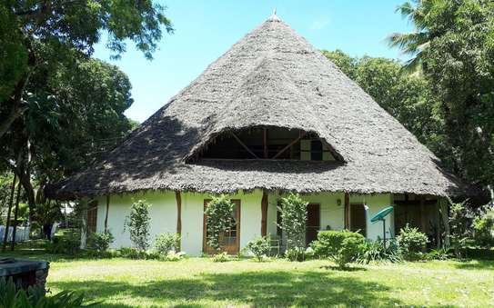 8 Bed House with Swimming Pool in Malindi image 1