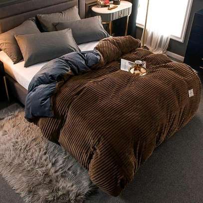 Heavy warm velvet duvet with 1 bedsheet and 2 pillowcases image 1