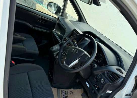 TOYOTA NOAH image 3