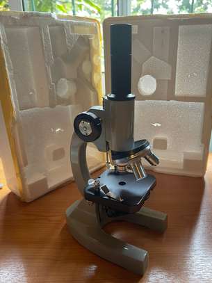 Microscope With Multiple Magnification Options image 3