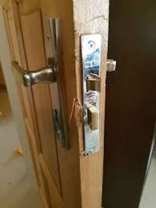 Locksmiths/Safe Installation/Window Locks/Safe Lock Repair image 1