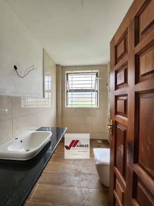 6 Bed House with En Suite in Runda image 3