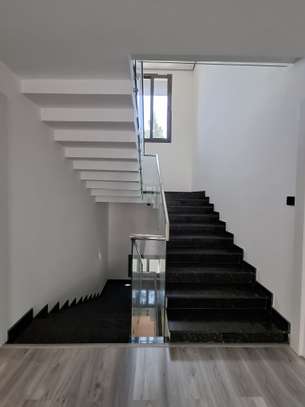 5 Bed Townhouse with En Suite in Lavington image 2