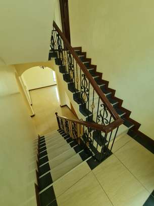 5 Bed Townhouse with En Suite in Nyali Area image 11