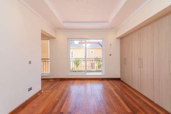 4 Bed House with Garden in Dennis Pritt image 15