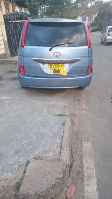Toyota Isis image 9