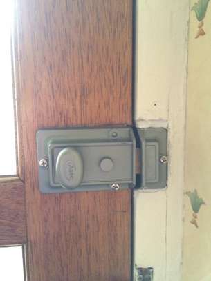 Emergency locksmith services-Certified commercial and residential services image 4