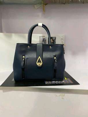 Fashionable single handbags image 1