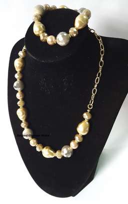 Womens Golden Beaded necklace, bracelet and earrings image 2