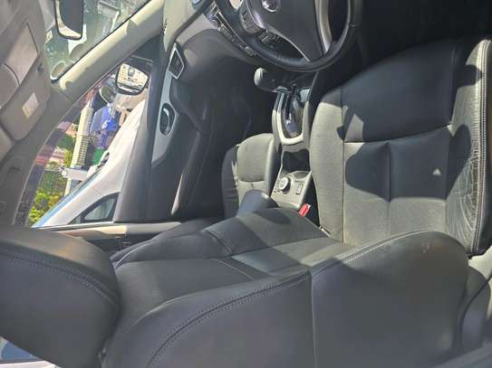 X-TRAIL image 1