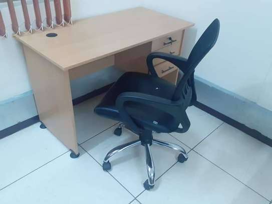 Modern office desk and chair image 7