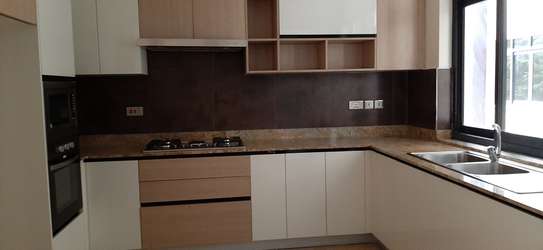 4 Bed Apartment with En Suite in Riverside image 15