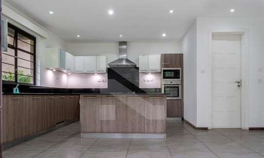 5 Bed Villa with En Suite in Rosslyn image 2