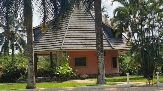 10 Bed House with En Suite at Beach Line image 12