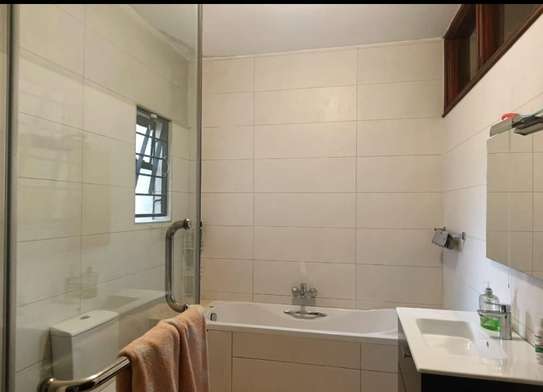 5 Bed Townhouse with En Suite in Spring Valley image 11