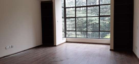 5 Bed Townhouse with En Suite in Rosslyn image 2