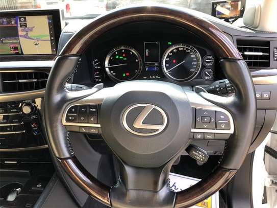 Lexus Lx 570 image 12