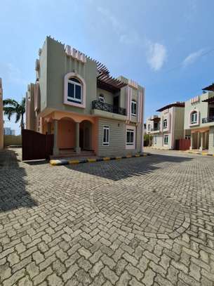 5 Bed Townhouse with En Suite in Nyali Area image 5