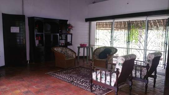 3br house with 2 SQ on 3/4 acre plot for rent near City Mall. Hr-2510 image 8
