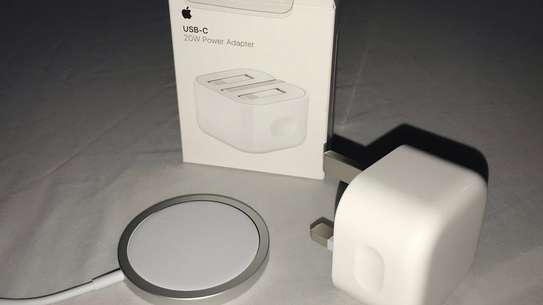 Apple USB-C 20watts Adapter image 2