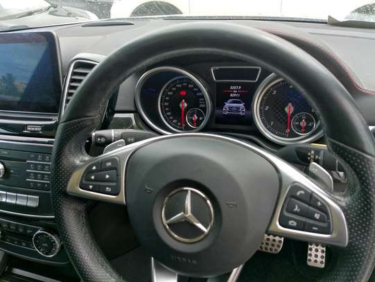 Mercedes Benz GLE350d image 9