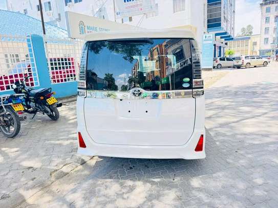 Toyota  voxy hybrid image 2