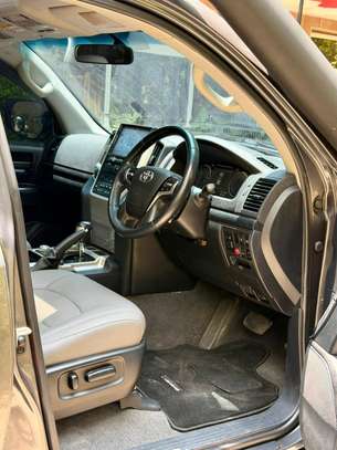 Toyota land Cruiser Sahara SUV 2018 4x4 image 6