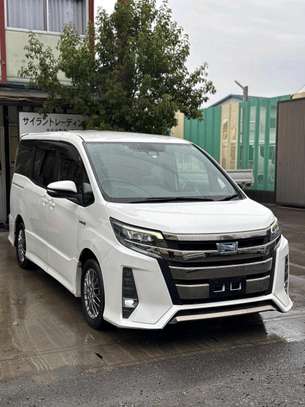 Toyota Noah hybrid wxb image 3