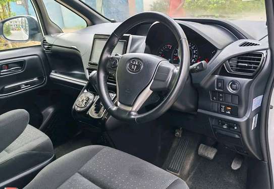 Toyota esquire image 4
