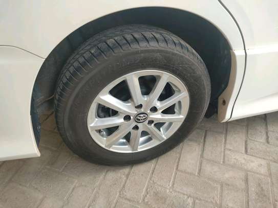 Toyota Noah hybrid white 2WD 2018 image 9