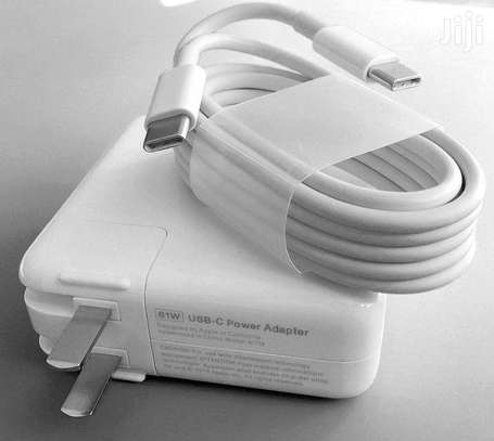 Apple 61W USB C power adapter for MacBook image 3