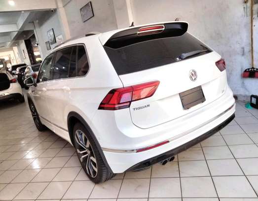 VOLKSWAGEN TIGUAN R LINE WITH SUNROOF image 3