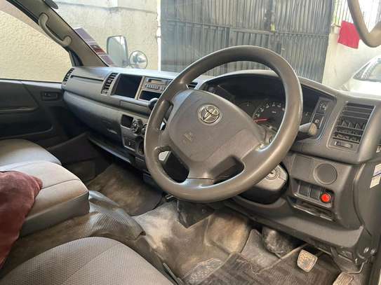 Toyota hiace 9l image 2